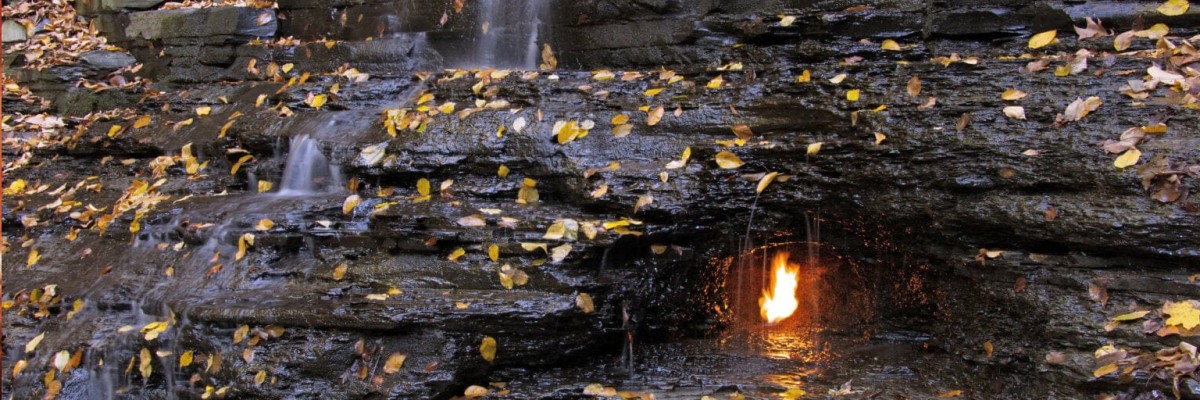 La Llama Eterna: El misterio de El fuego bajo el agua en una cascada