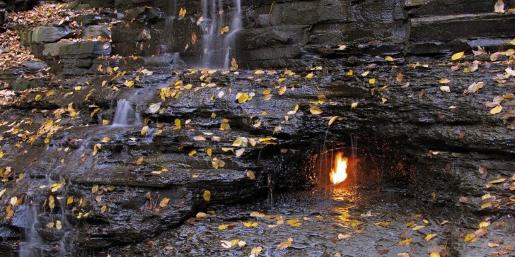 La Llama Eterna: El misterio de El fuego bajo el agua en una cascada