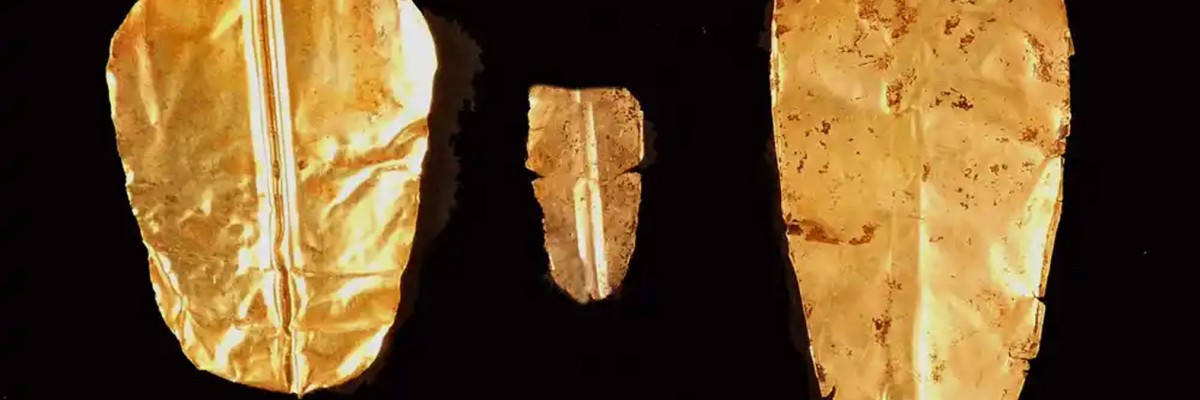 Descubren momias con lenguas de oro en Egipto.