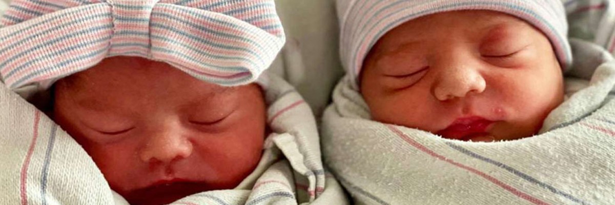 Par de gemelos nacen con 15 minutos de diferencia en años distintos uno 2021 y otro 2022.