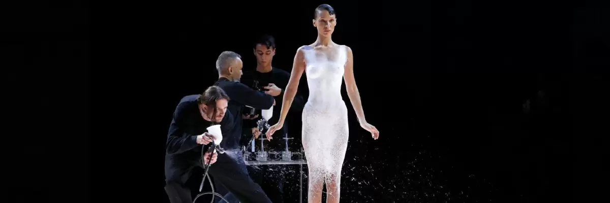 Bella Hadid sorprende en París con vestido creado con aerosol.