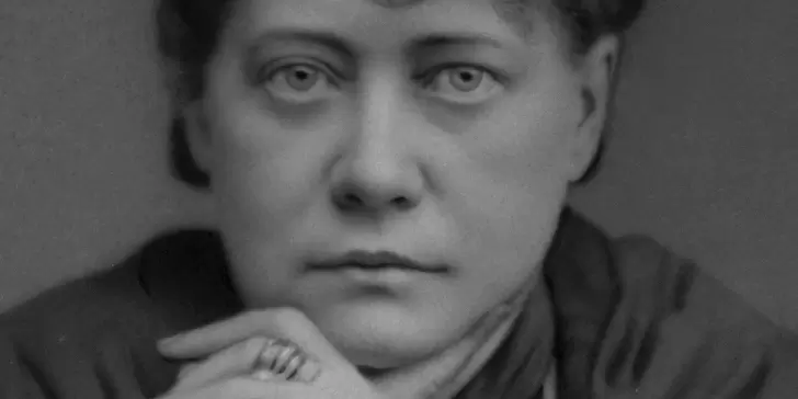 Madame Blavatsky: La escritora y vidente fundadora de la Teosofía.