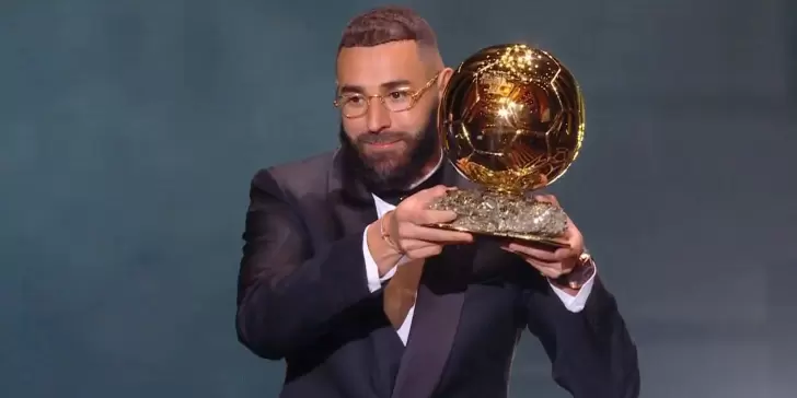 Karim Benzema obtiene su primer Balón de Oro.