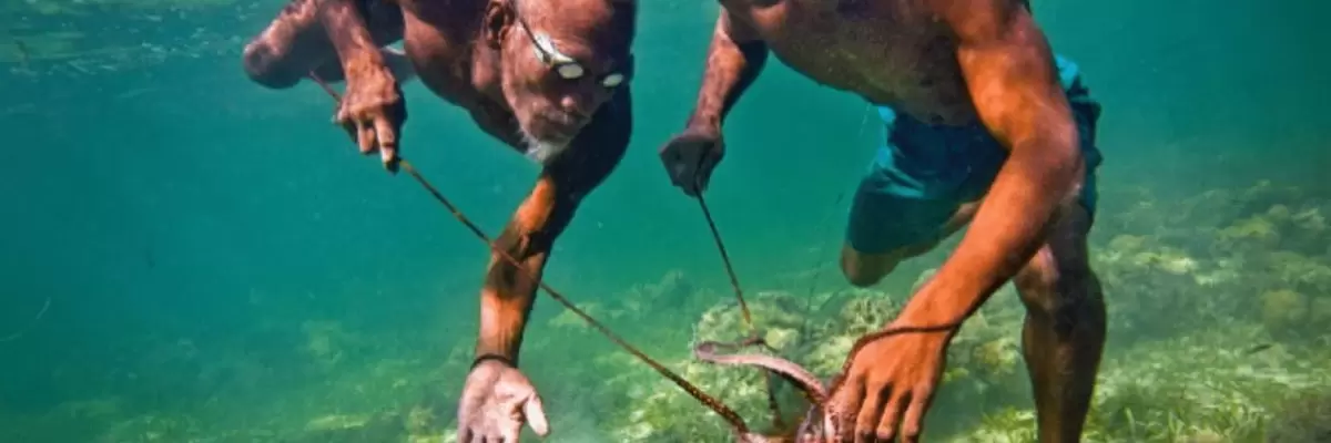 Los Bajau, una tribu que ha mutado genéticamente para vivir gran parte de su vida bajo el agua.